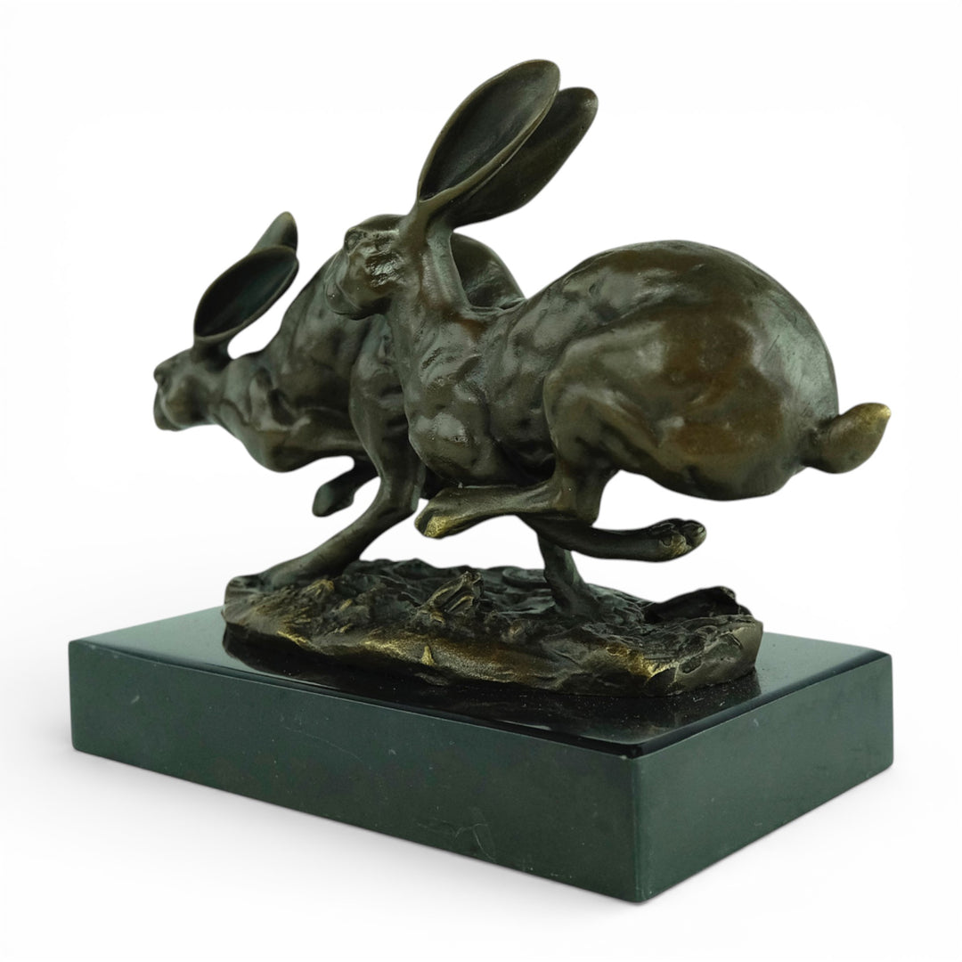 Escultura de bronce de dos liebres corriendo