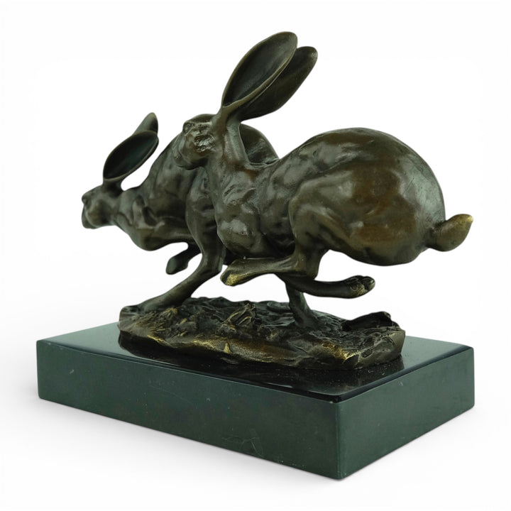 Escultura de bronce de dos liebres corriendo