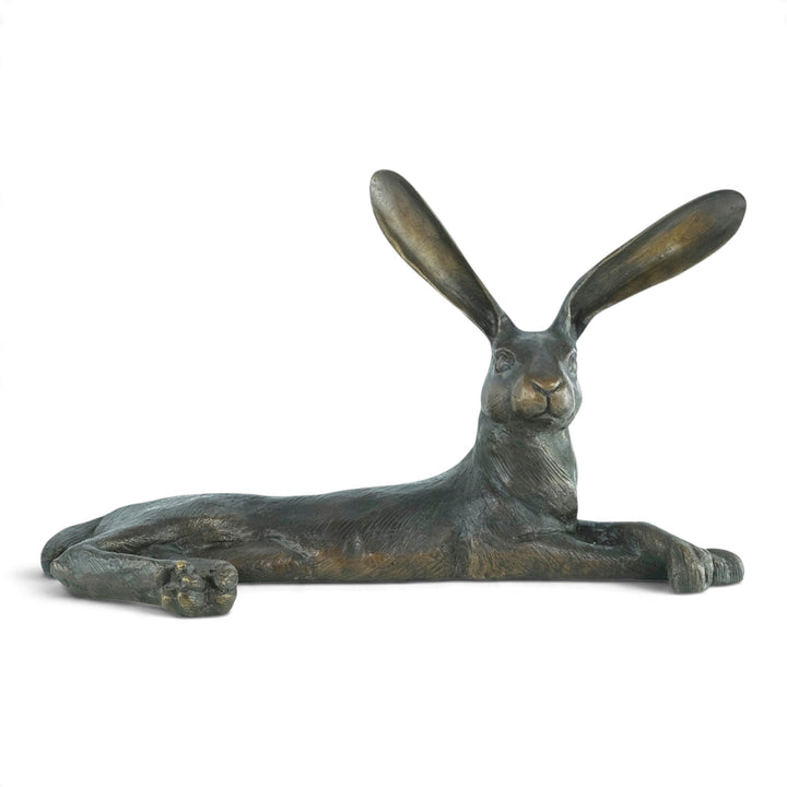 Bronzeskulptur eines liegenden Hasen mit großen Ohren