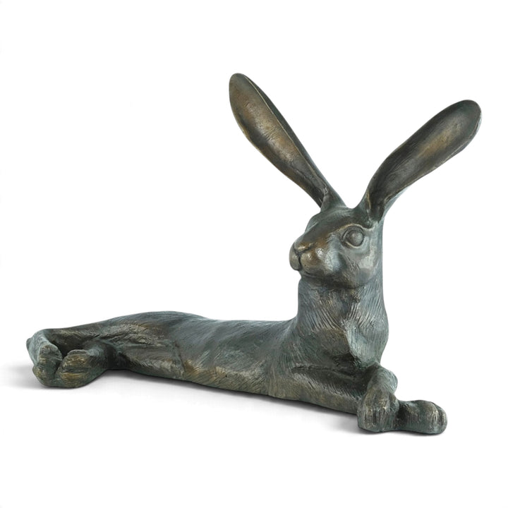 Bronzeskulptur eines liegenden Hasen mit großen Ohren