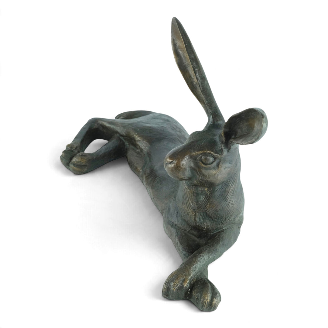 Bronzeskulptur eines liegenden Hasen mit großen Ohren
