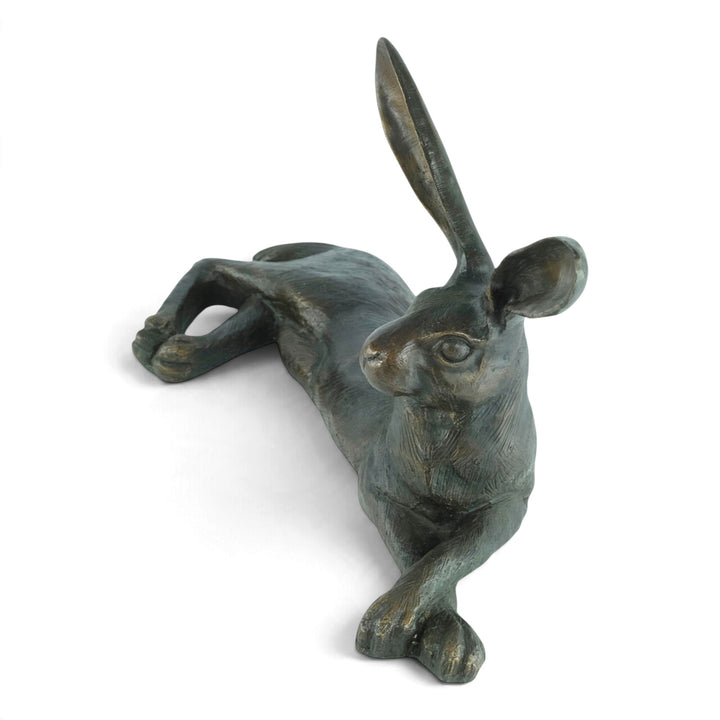 Bronzeskulptur eines liegenden Hasen mit großen Ohren