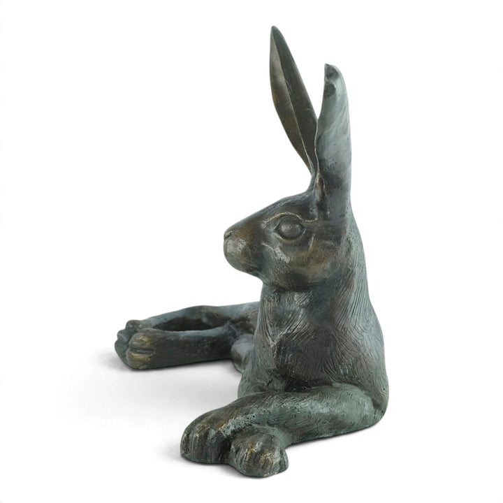 Bronzeskulptur eines liegenden Hasen mit großen Ohren