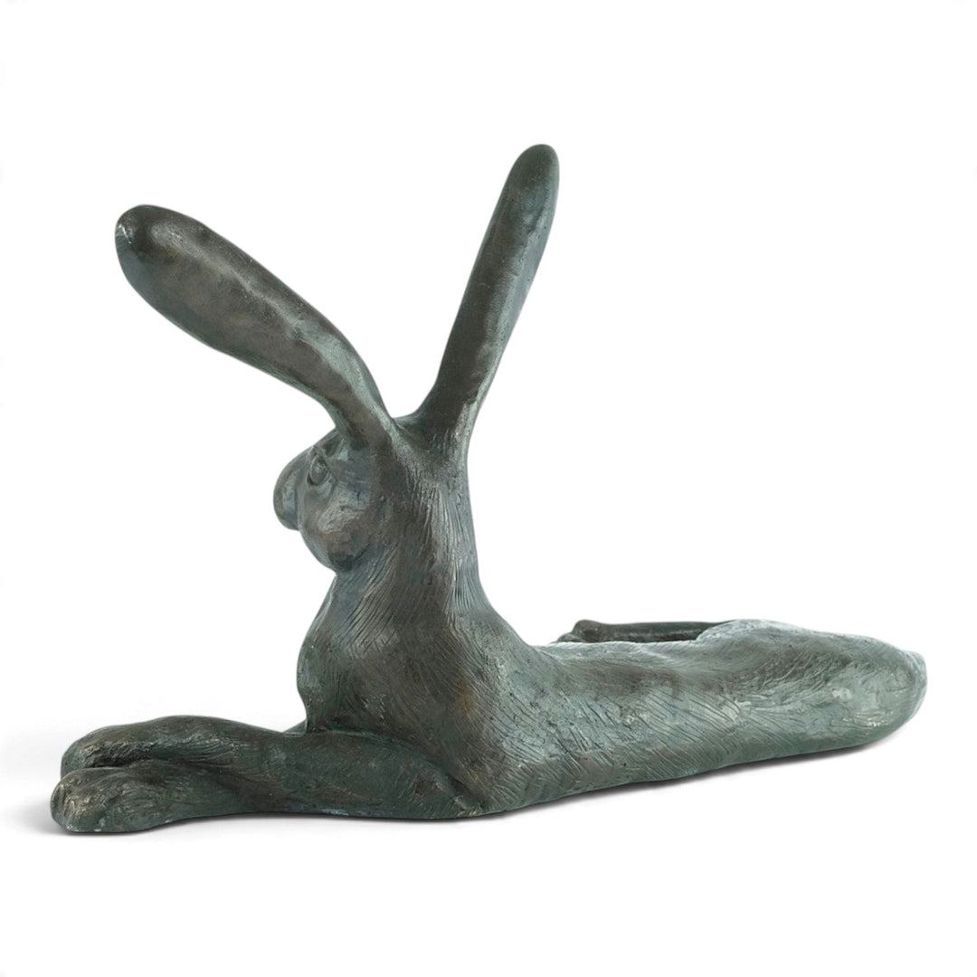 Bronzeskulptur eines liegenden Hasen mit großen Ohren