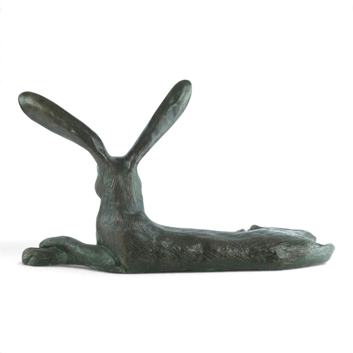Bronzeskulptur eines liegenden Hasen mit großen Ohren