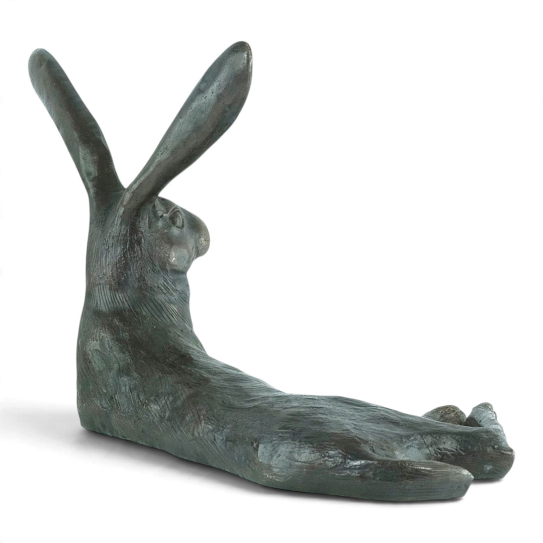 Bronzeskulptur eines liegenden Hasen mit großen Ohren