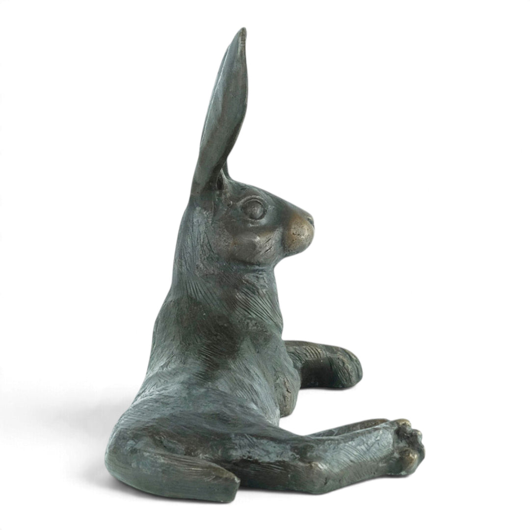 Bronzeskulptur eines liegenden Hasen mit großen Ohren