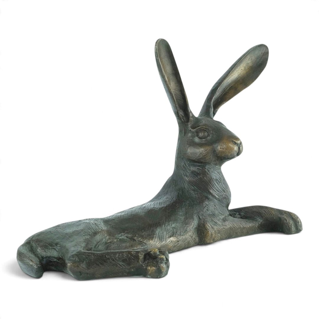 Bronzeskulptur eines liegenden Hasen mit großen Ohren