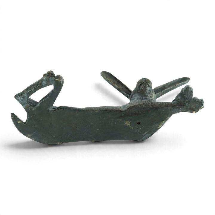 Bronzeskulptur eines liegenden Hasen mit großen Ohren