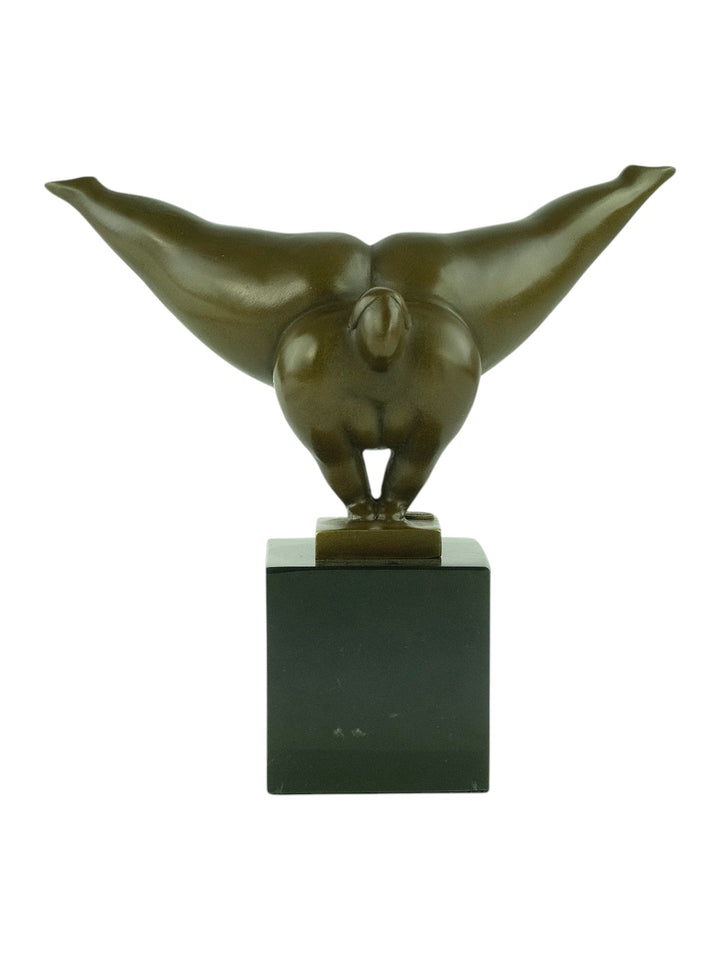 Escultura moderna de bronce de una voluptuosa mujer realizando una parada de manos - pátina marrón