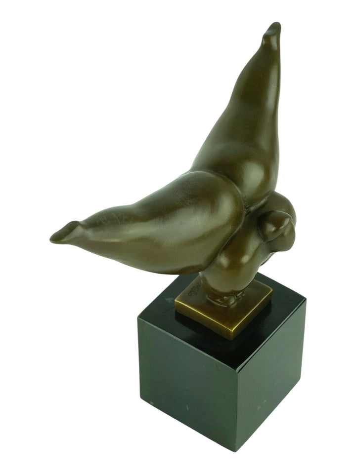 Escultura moderna de bronce de una voluptuosa mujer realizando una parada de manos - pátina marrón