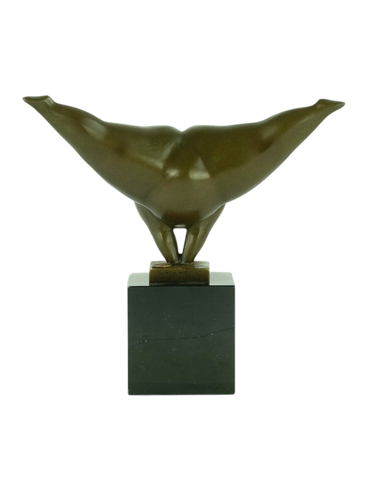Escultura moderna de bronce de una voluptuosa mujer realizando una parada de manos - pátina marrón