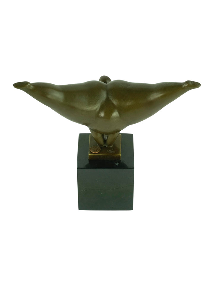 Escultura moderna de bronce de una voluptuosa mujer realizando una parada de manos - pátina marrón