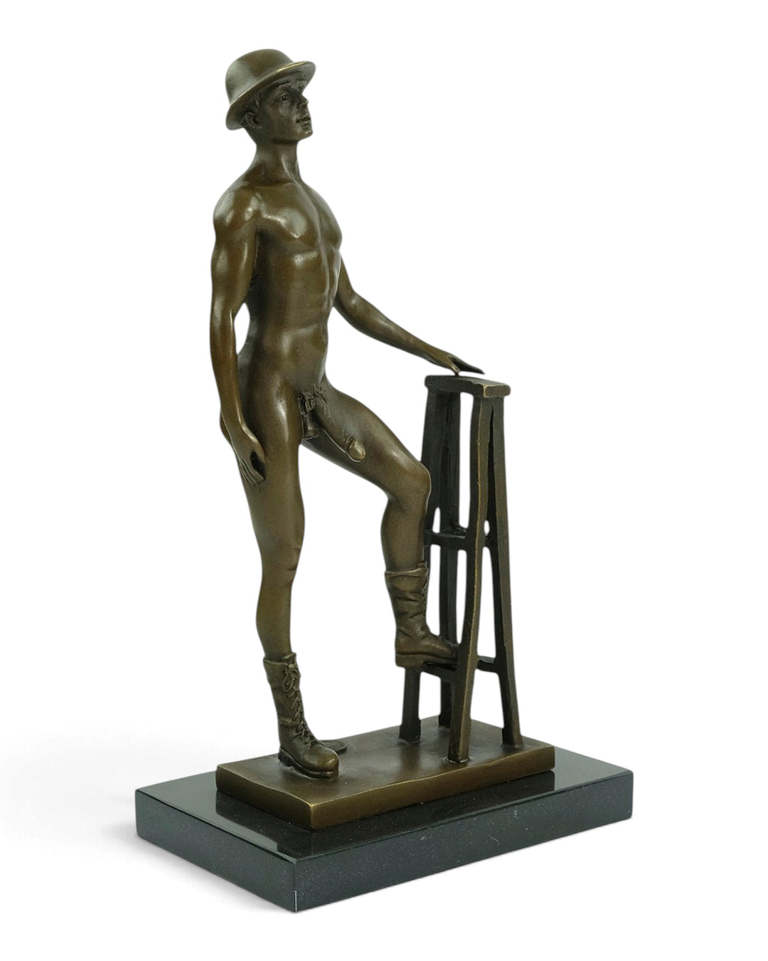 Sculpture en bronze d'un ouvrier nu prenant la pose