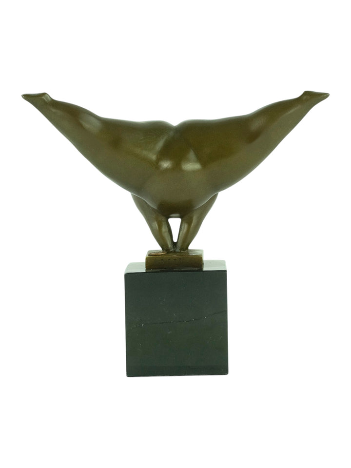 Escultura moderna de bronce de una voluptuosa mujer realizando una parada de manos - pátina marrón
