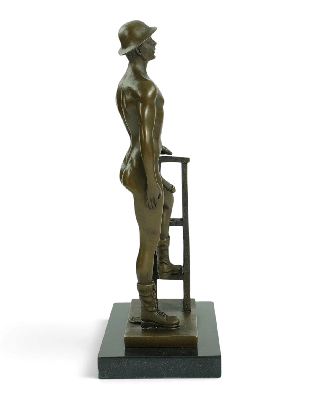 Sculpture en bronze d'un ouvrier nu prenant la pose
