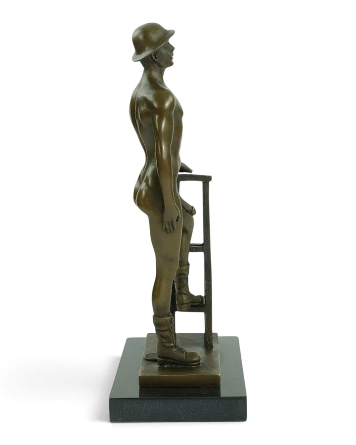 Sculpture en bronze d'un ouvrier nu prenant la pose