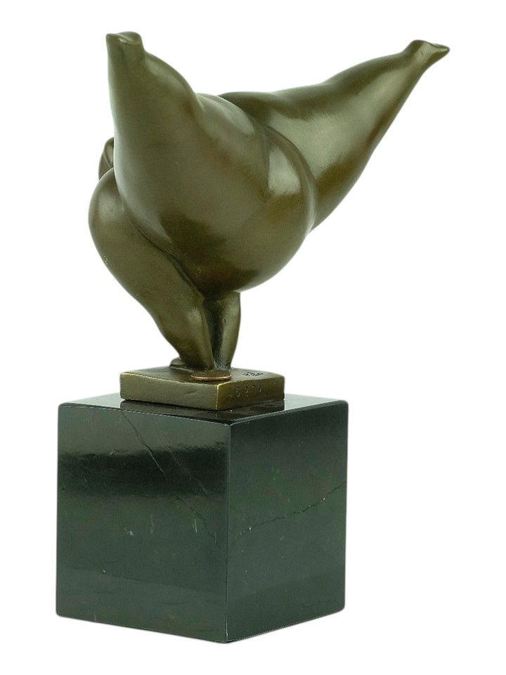 Escultura moderna de bronce de una voluptuosa mujer realizando una parada de manos - pátina marrón