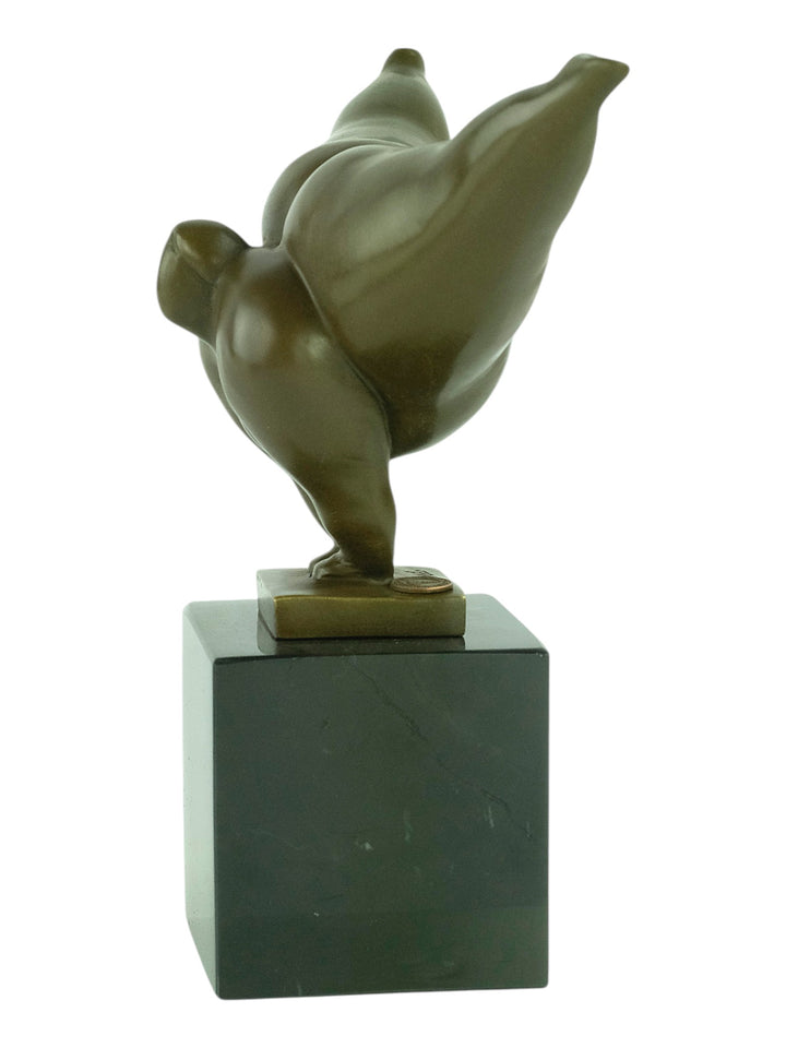 Escultura moderna de bronce de una voluptuosa mujer realizando una parada de manos - pátina marrón