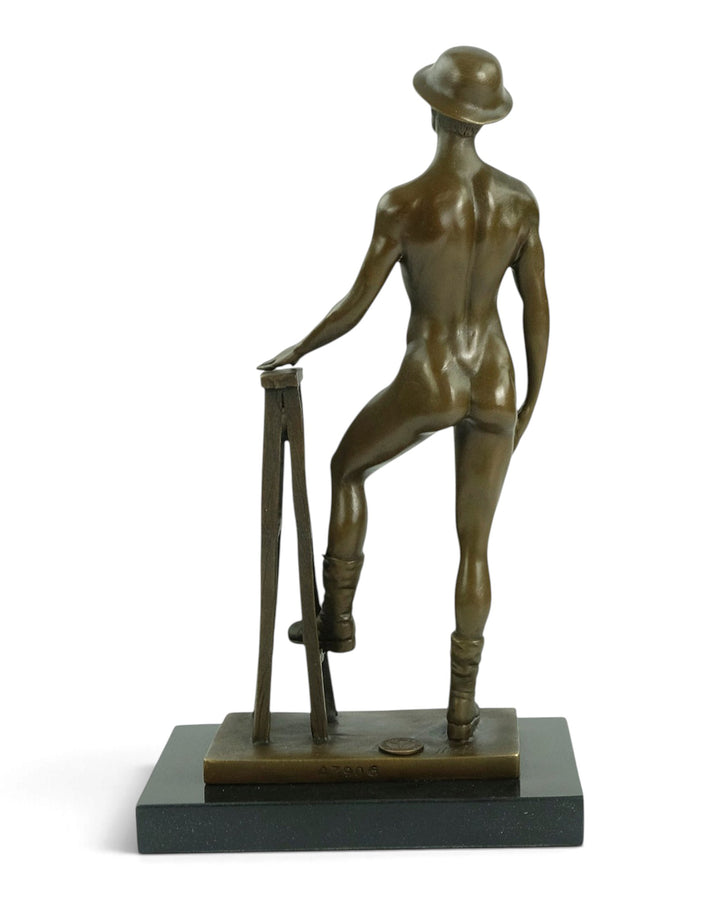 Sculpture en bronze d'un ouvrier nu prenant la pose