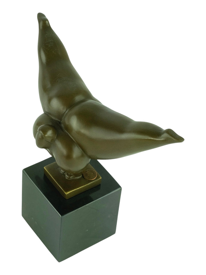 Escultura moderna de bronce de una voluptuosa mujer realizando una parada de manos - pátina marrón