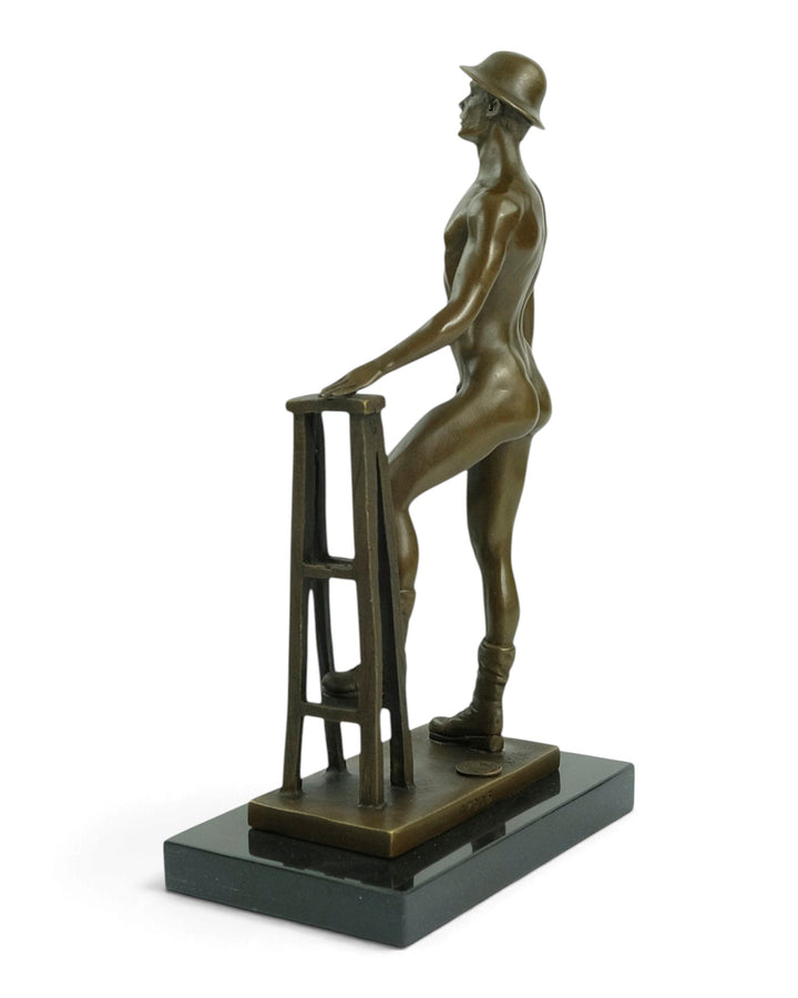 Sculpture en bronze d'un ouvrier nu prenant la pose