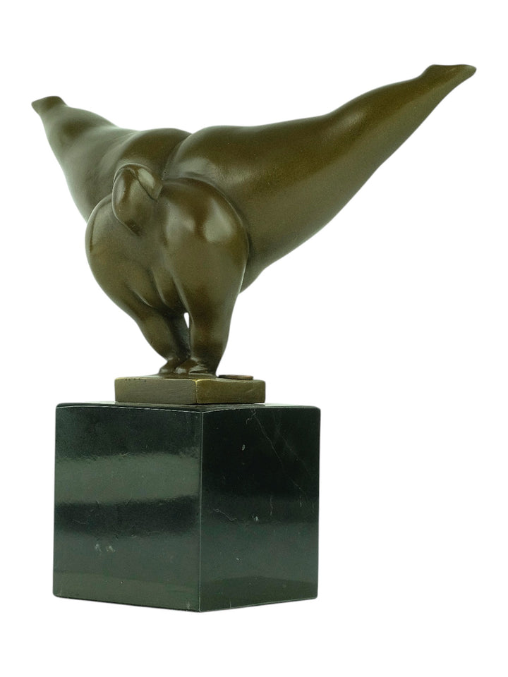 Escultura moderna de bronce de una voluptuosa mujer realizando una parada de manos - pátina marrón