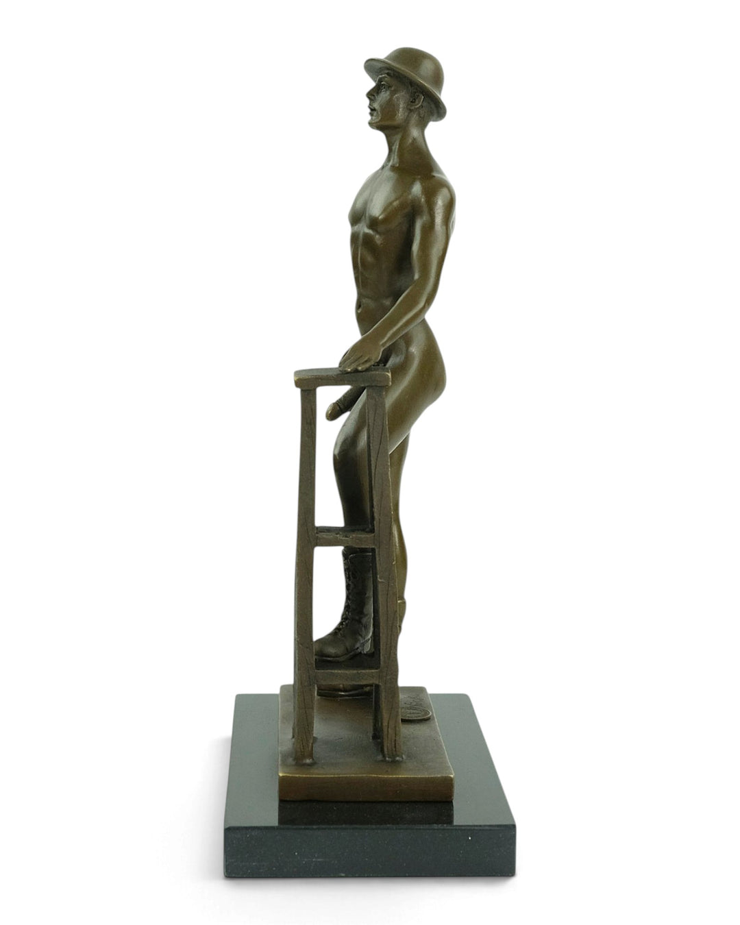 Sculpture en bronze d'un ouvrier nu prenant la pose