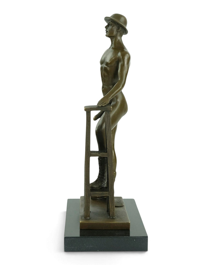 Sculpture en bronze d'un ouvrier nu prenant la pose