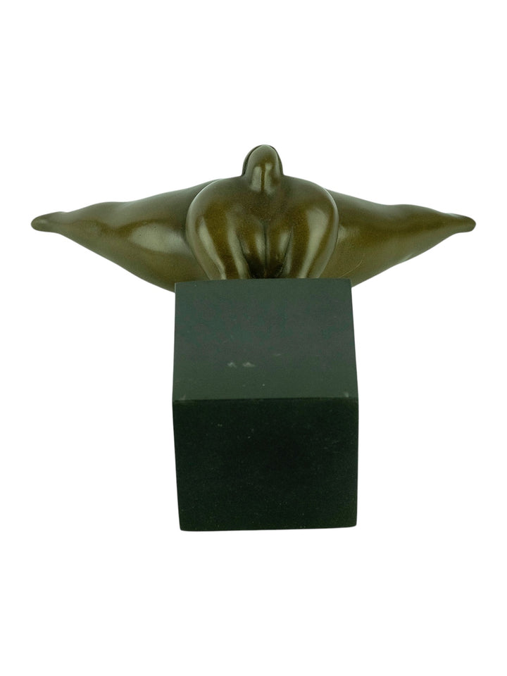 Escultura moderna de bronce de una voluptuosa mujer realizando una parada de manos - pátina marrón