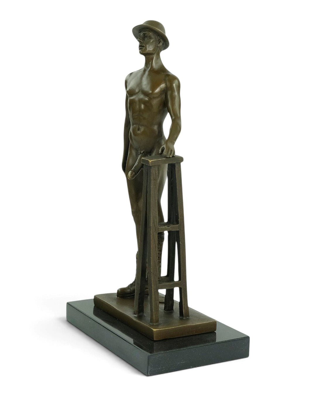 Sculpture en bronze d'un ouvrier nu prenant la pose