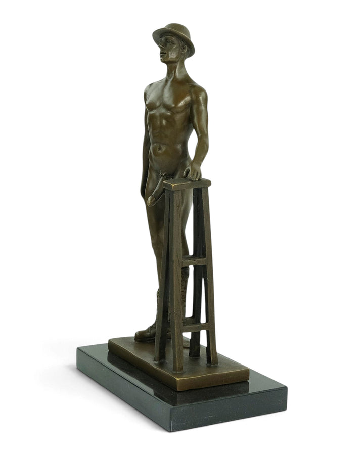 Sculpture en bronze d'un ouvrier nu prenant la pose