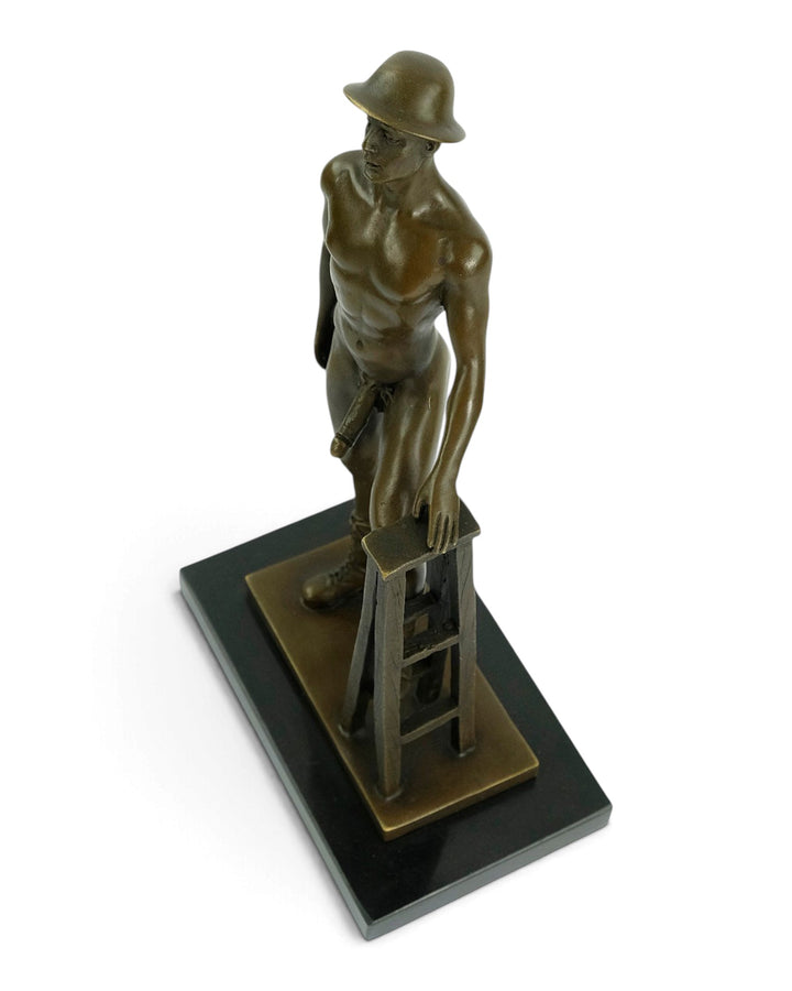 Sculpture en bronze d'un ouvrier nu prenant la pose