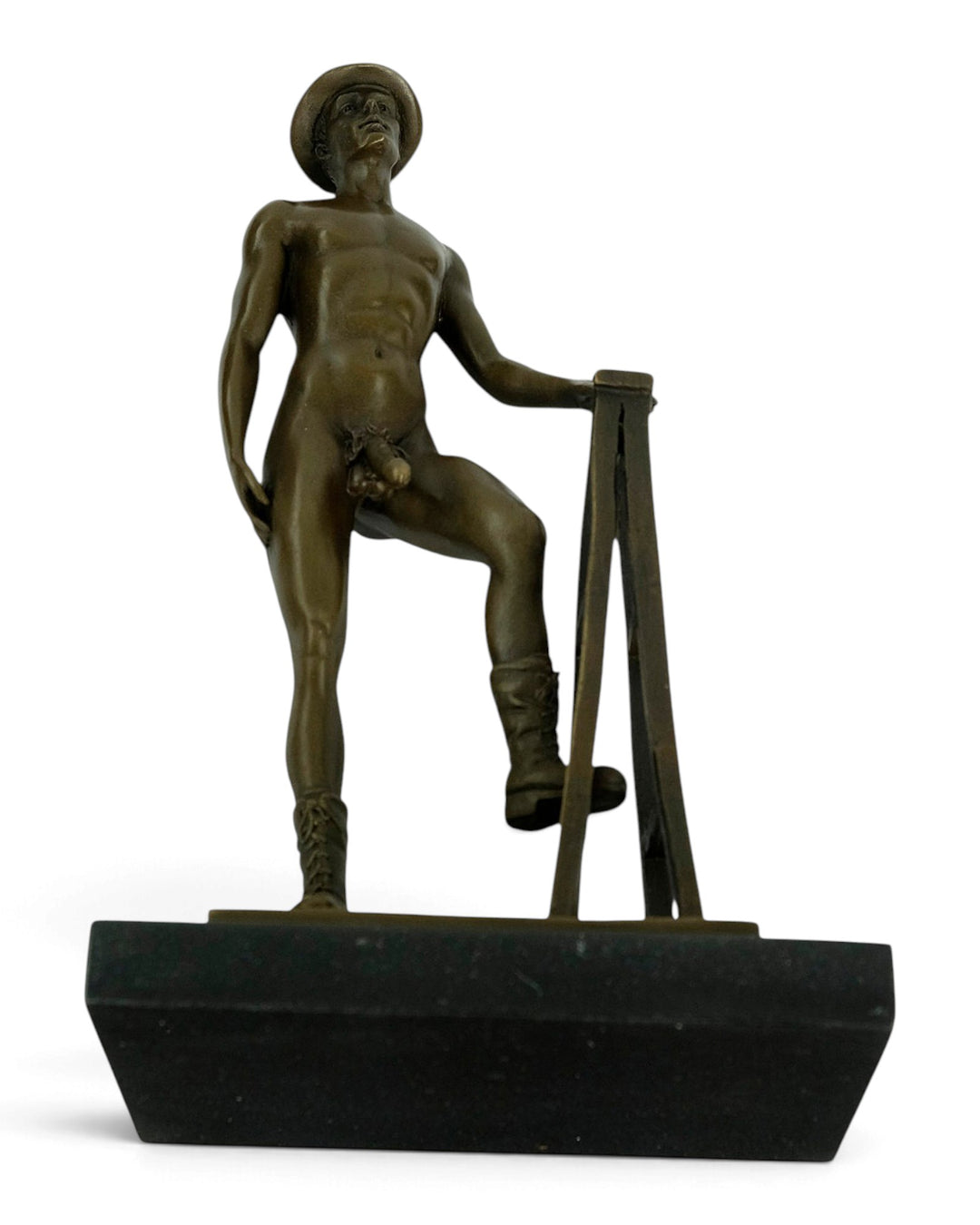 Sculpture en bronze d'un ouvrier nu prenant la pose