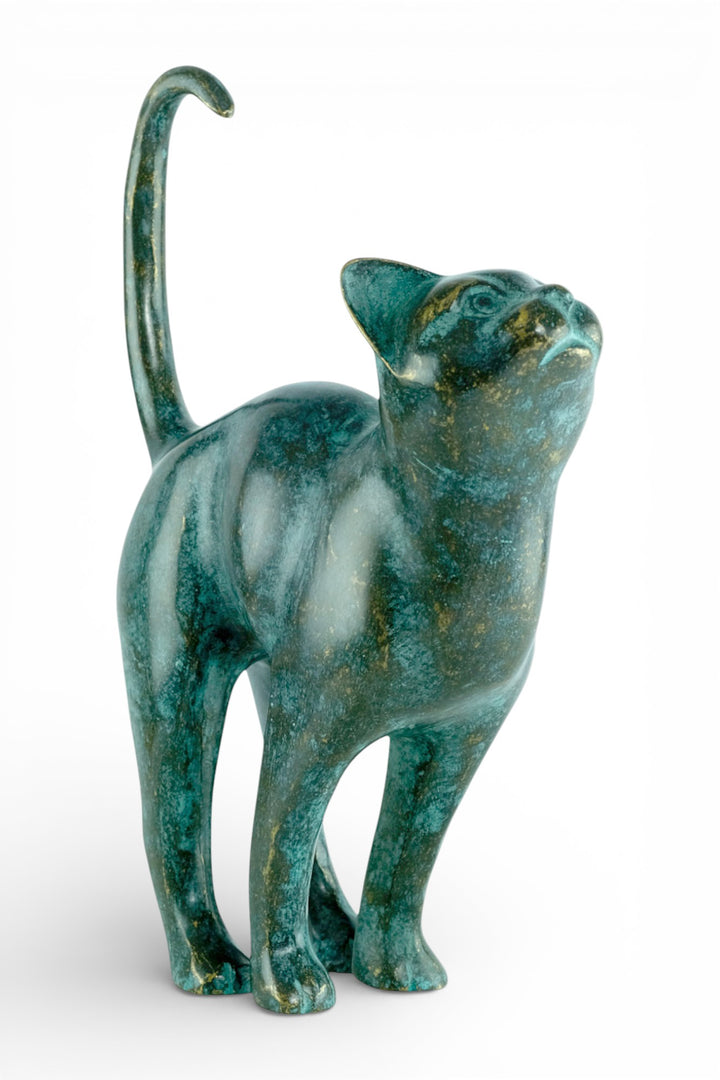 Escultura de bronce de un gato con la cola levantada