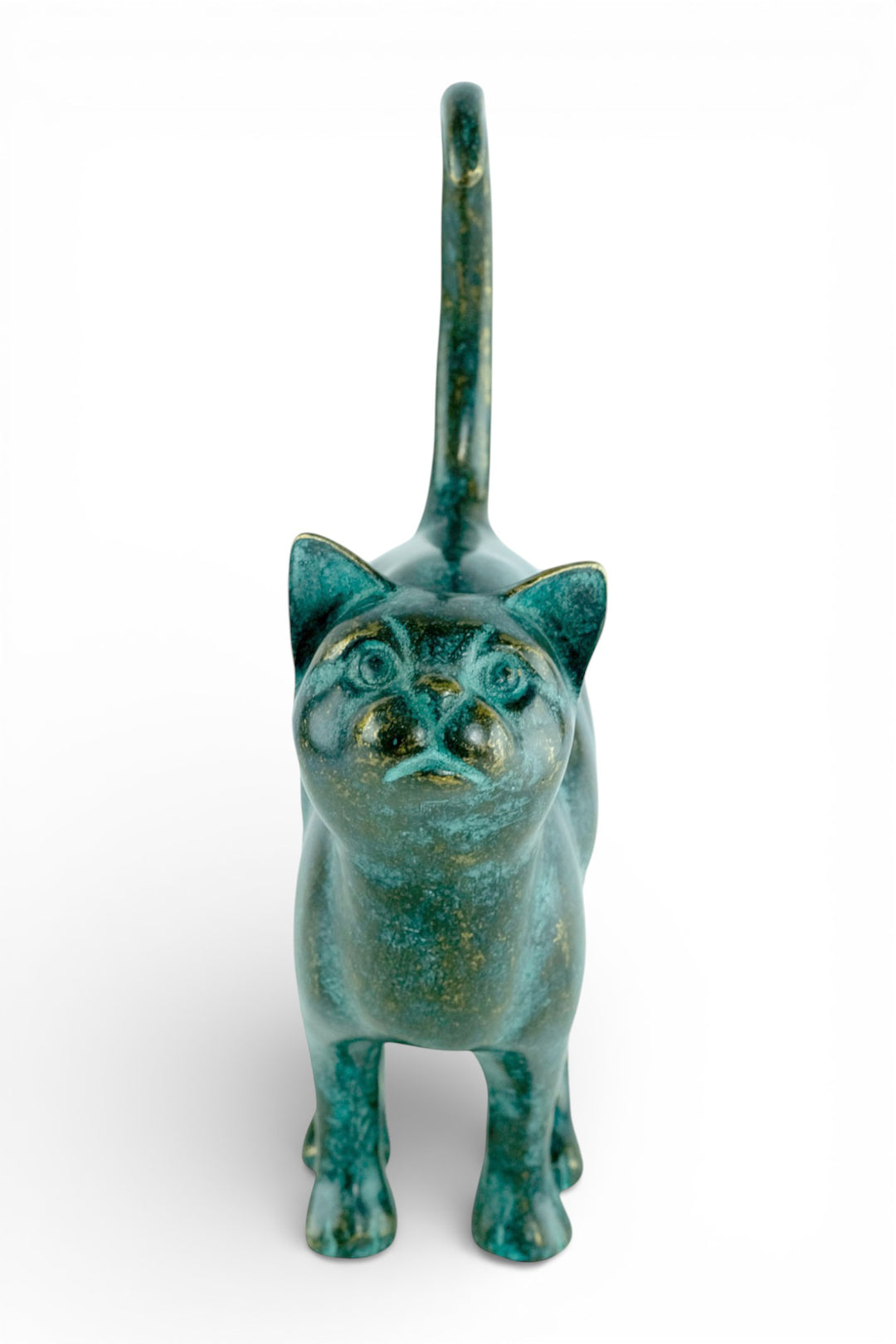 Escultura de bronce de un gato con la cola levantada