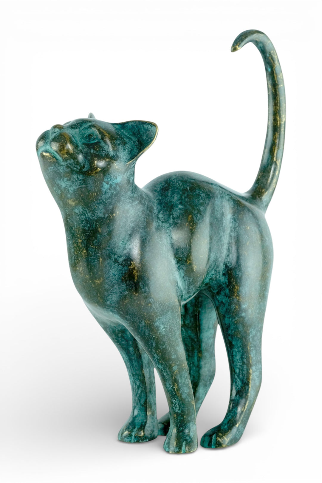 Escultura de bronce de un gato con la cola levantada