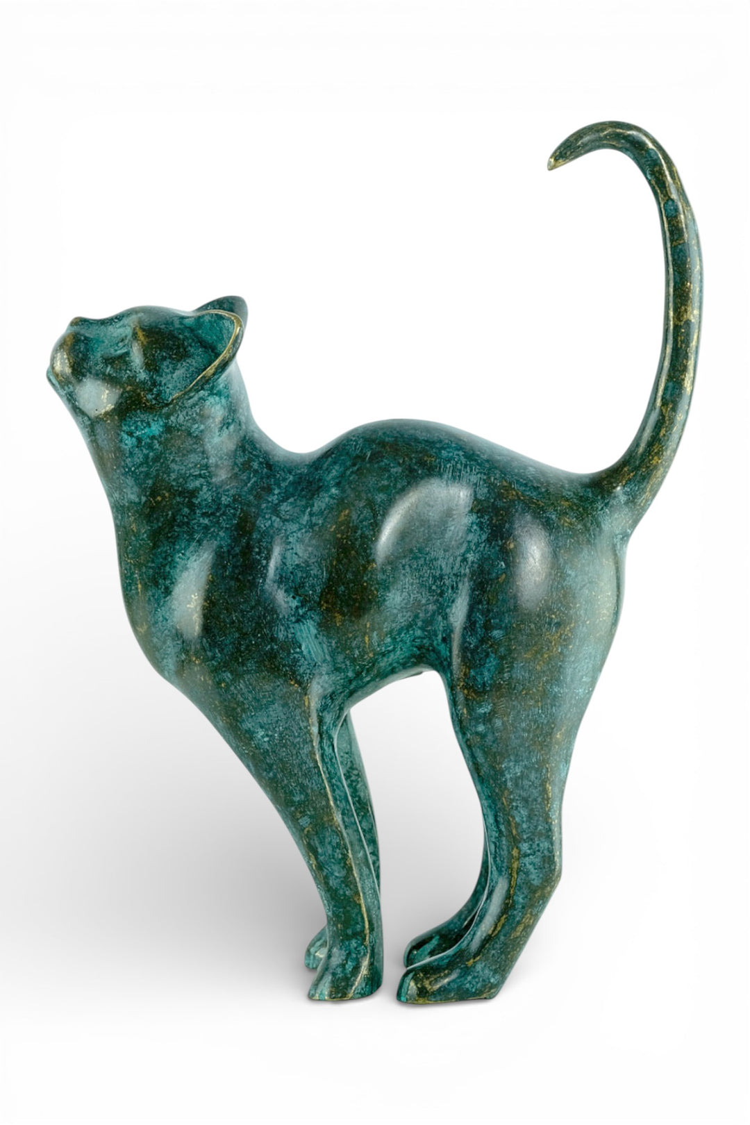 Escultura de bronce de un gato con la cola levantada