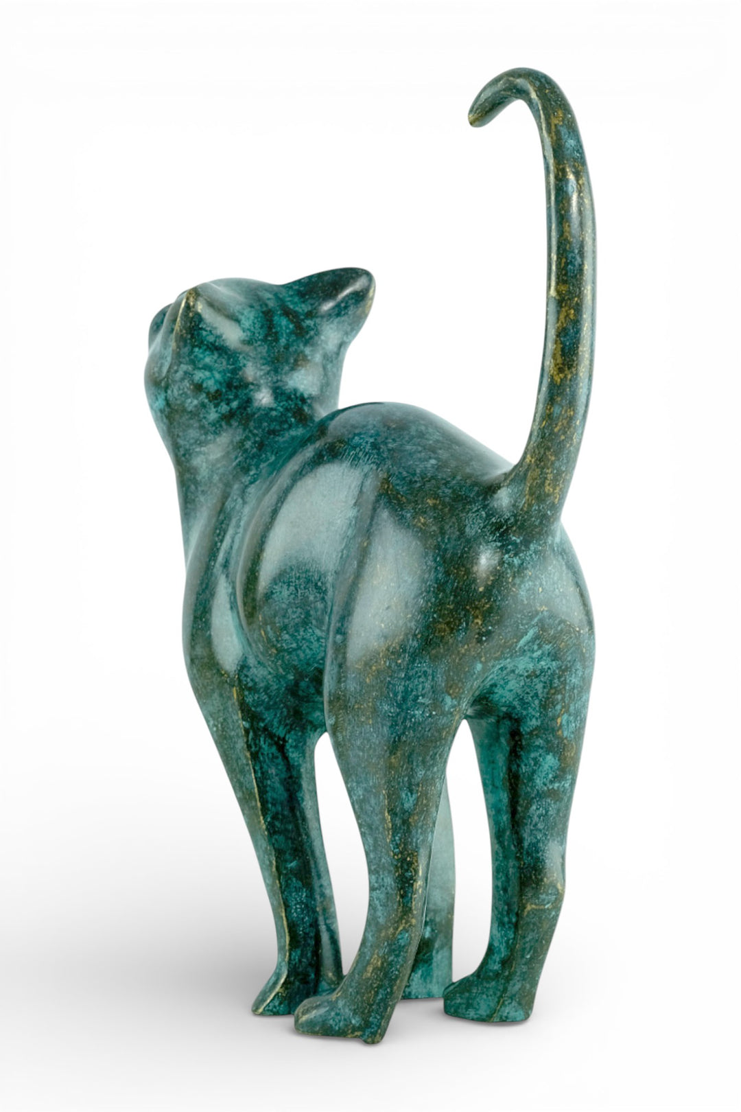 Escultura de bronce de un gato con la cola levantada