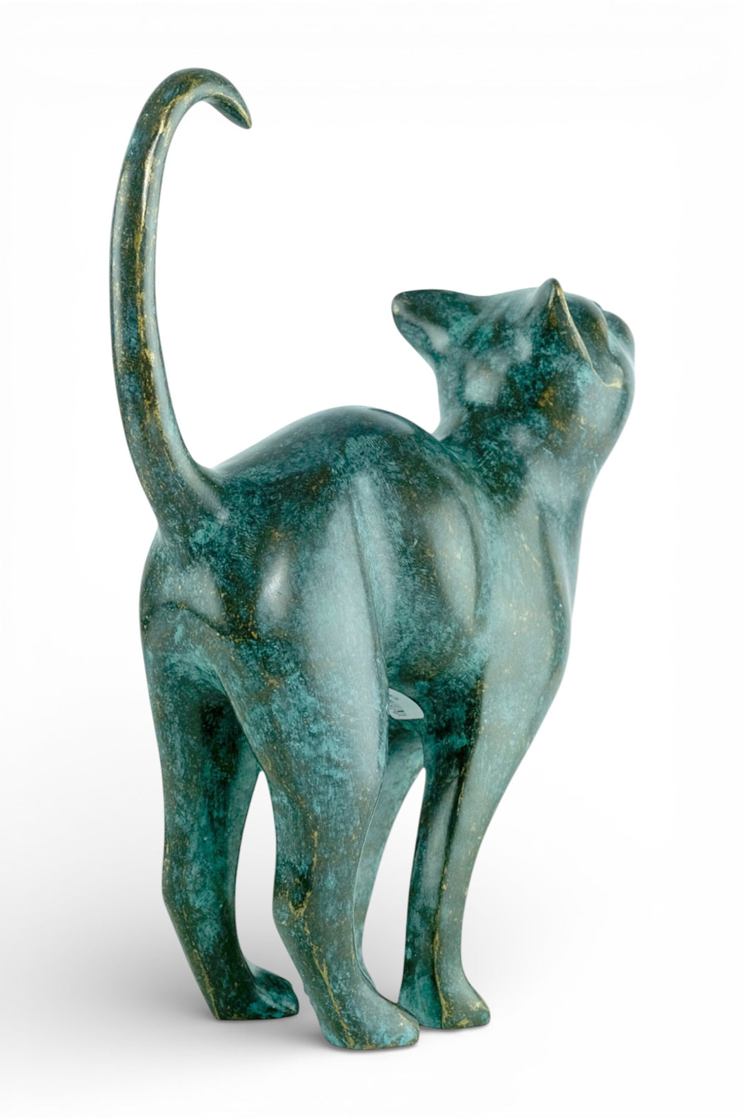 Escultura de bronce de un gato con la cola levantada
