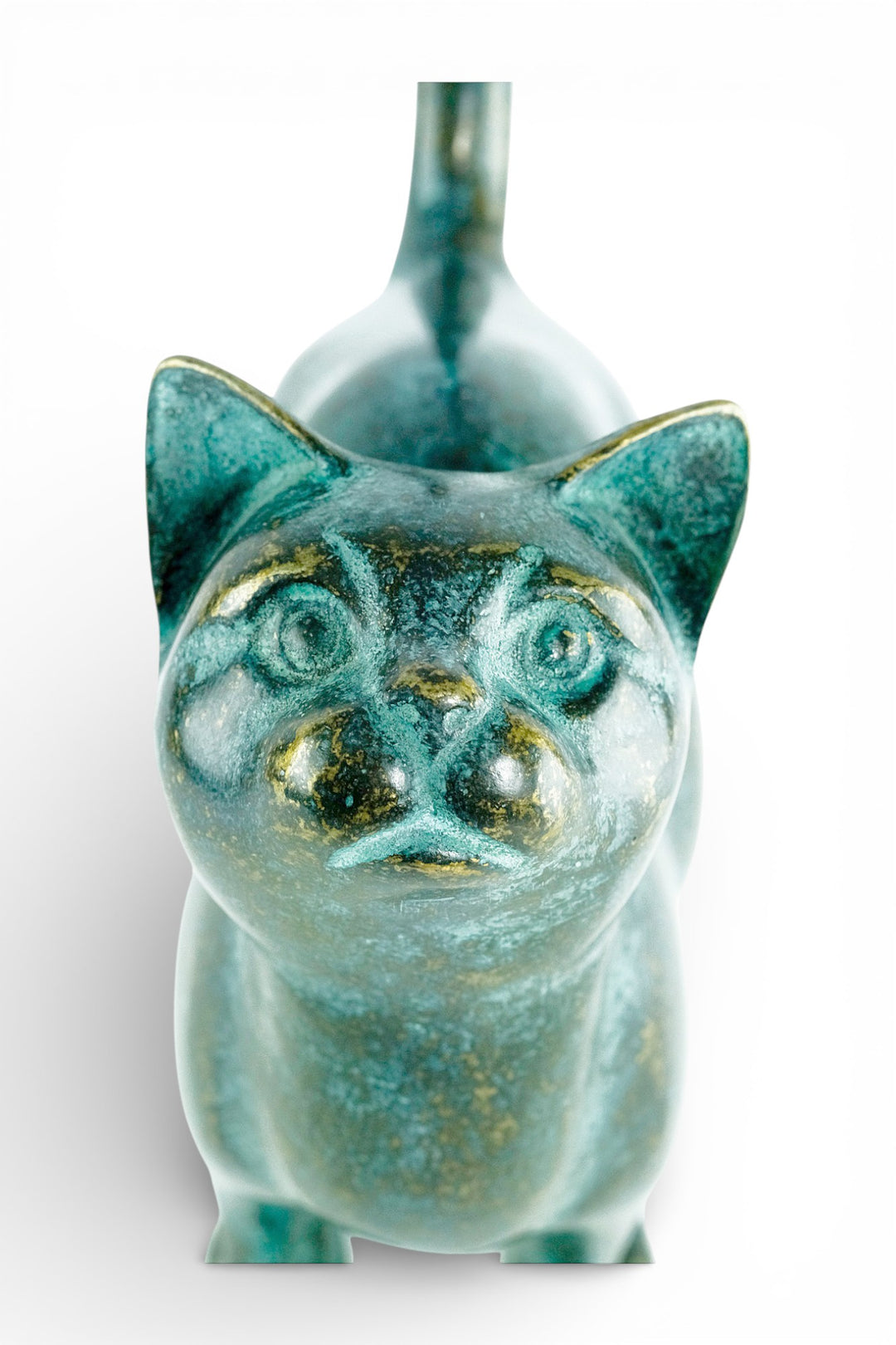 Escultura de bronce de un gato con la cola levantada