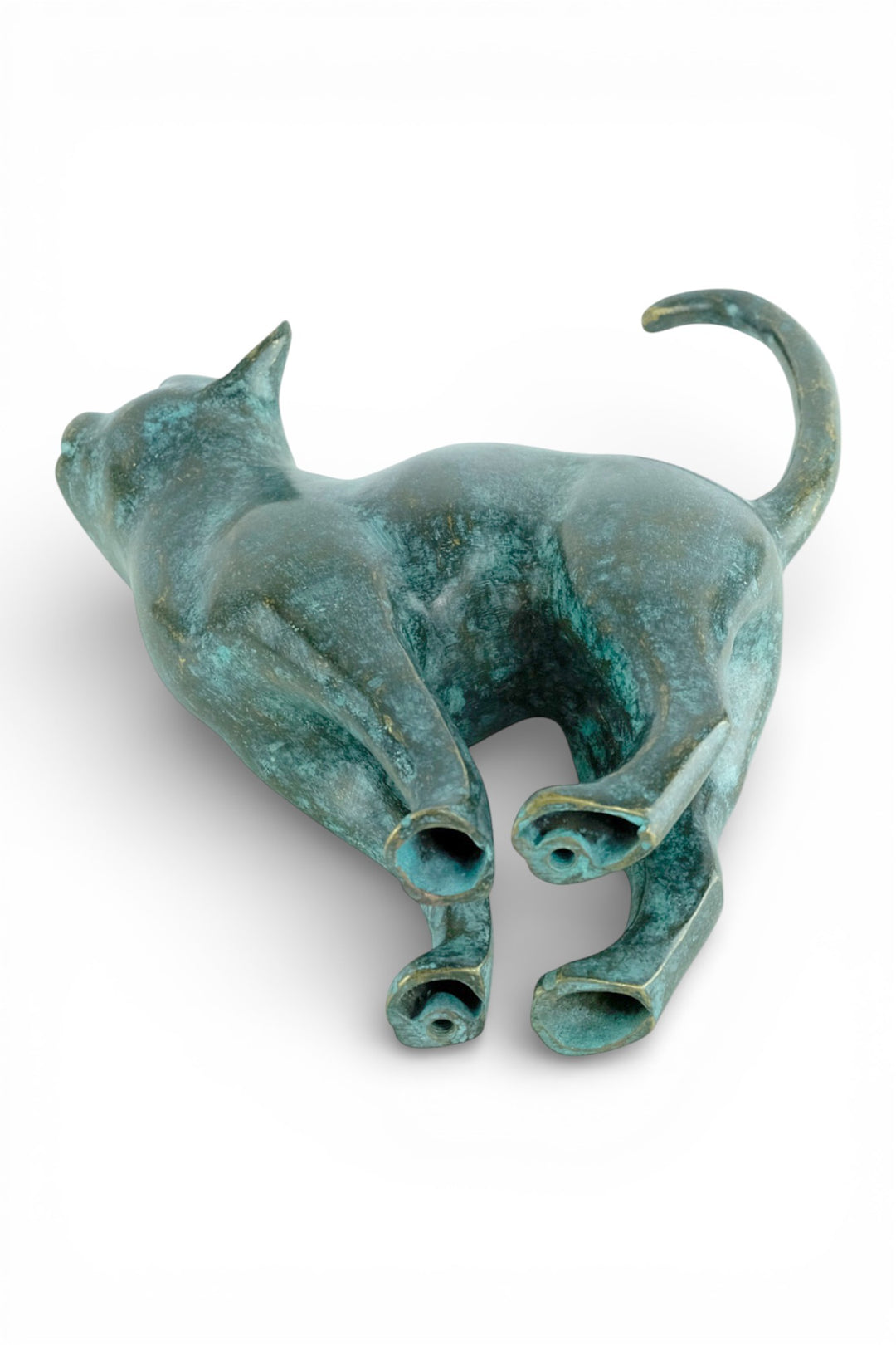 Escultura de bronce de un gato con la cola levantada