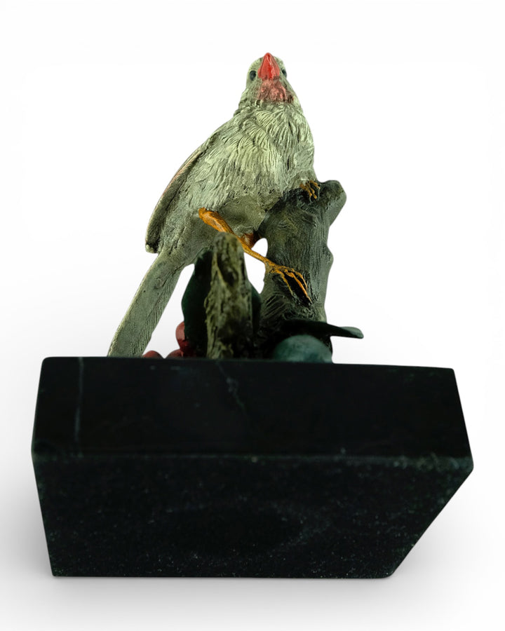 Weens bronzen beeld van een Noordelijke kardinaal vogel