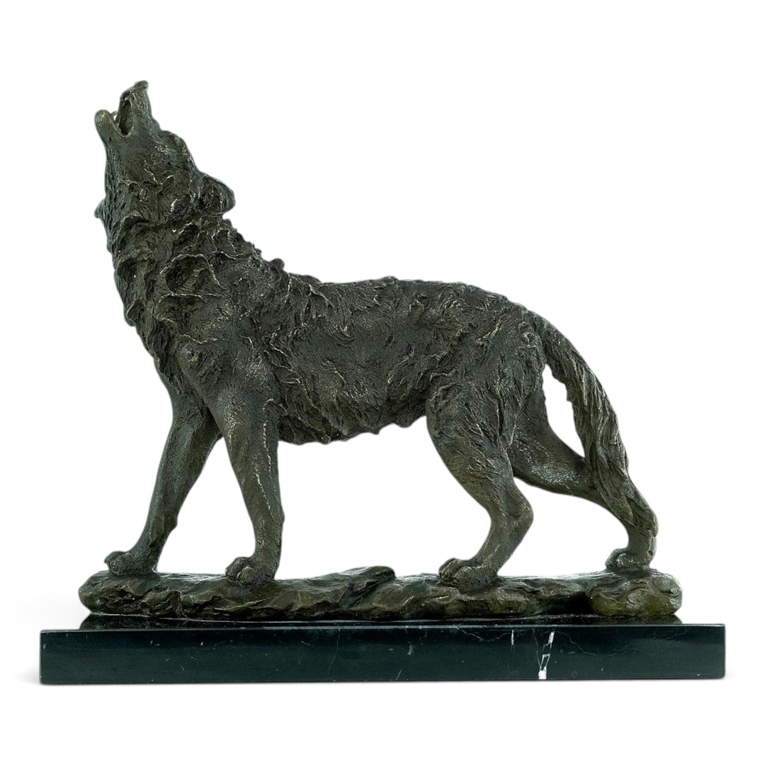 Bronzeskulptur eines heulenden Wolfes