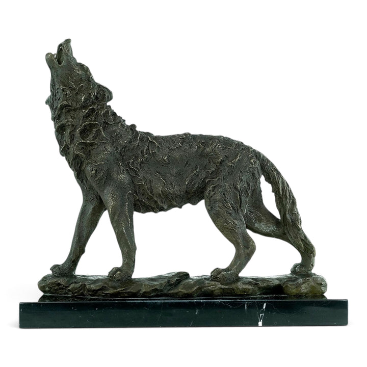 Bronzeskulptur eines heulenden Wolfes