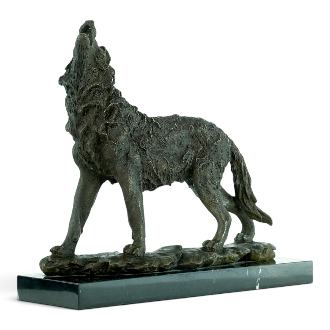 Bronzeskulptur eines heulenden Wolfes