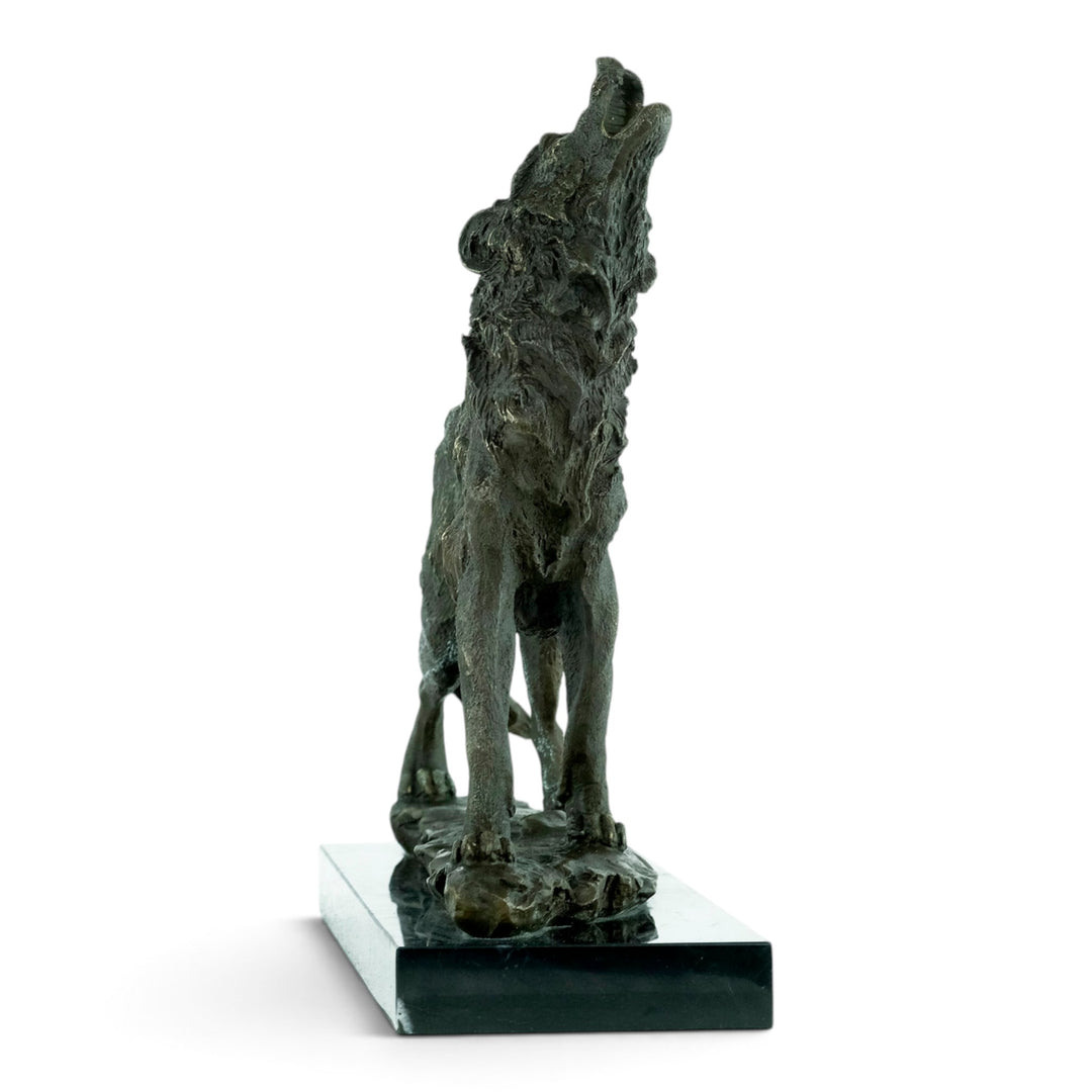 Bronzeskulptur eines heulenden Wolfes