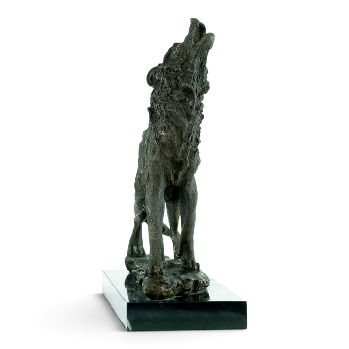 Bronzeskulptur eines heulenden Wolfes