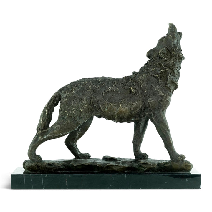 Bronzeskulptur eines heulenden Wolfes