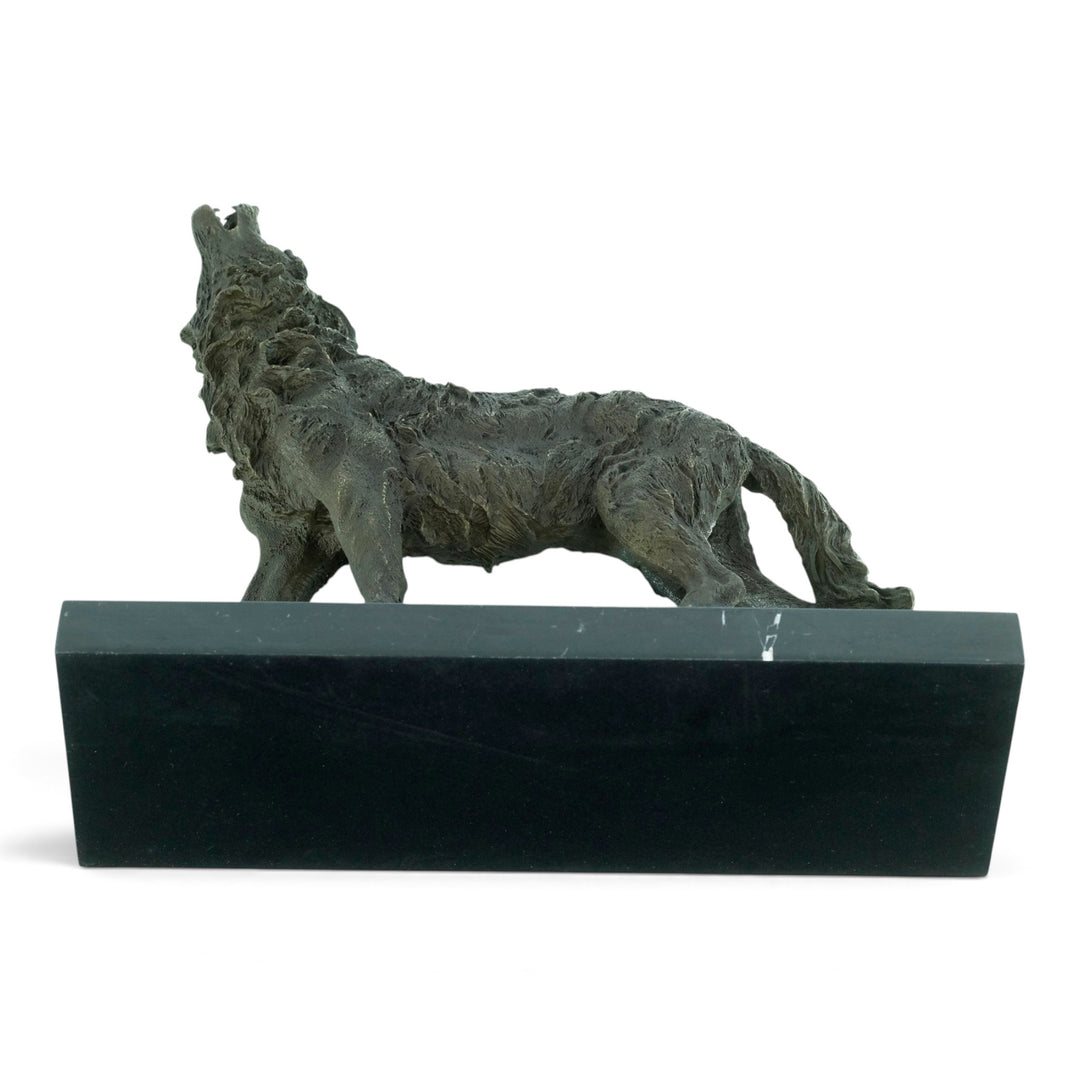 Bronzeskulptur eines heulenden Wolfes